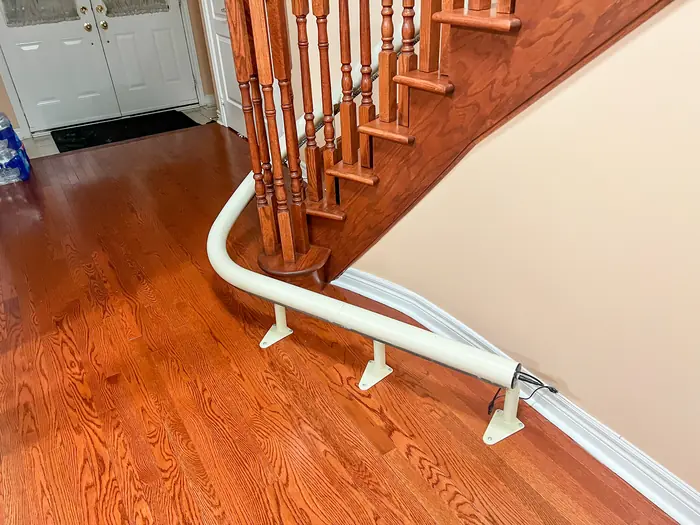 Curved stairlift: around the newel post