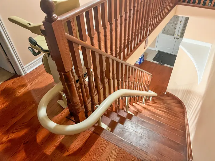Curved stairlift: around a spiral landing