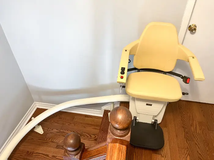 Curved stairlift: swivel seat at the top