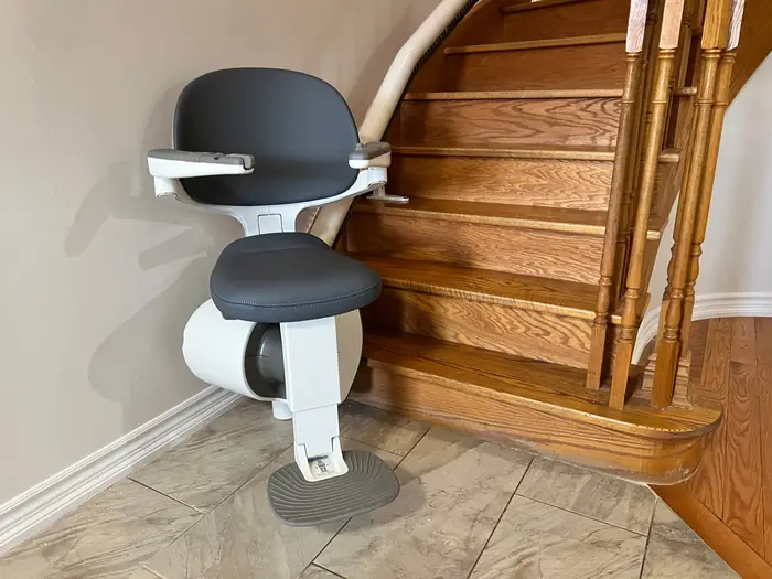 Curved stairlift: slim rail, wall side