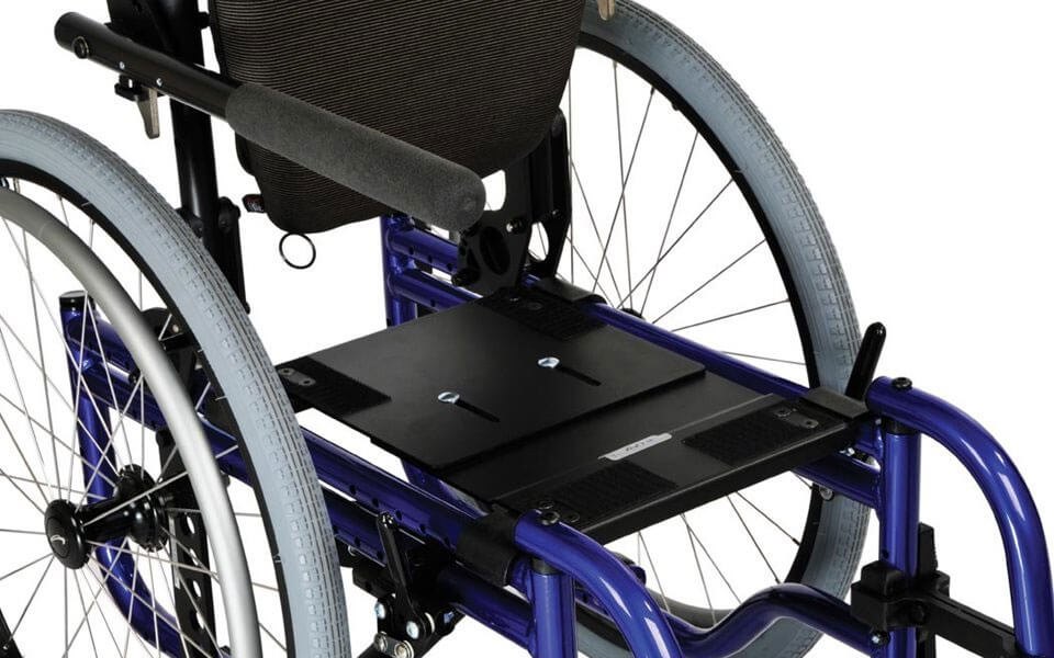Black growing seat pan on the blue frame of a ZIPPIE GS