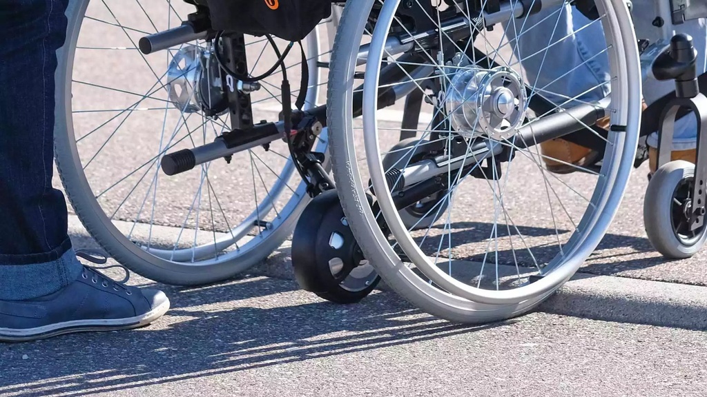 R20 drive wheel between the rear wheels, with a standing shoe beside the chair