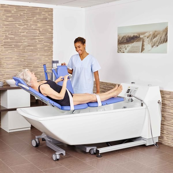 A resident lying back on a Senta bath lift above the Avero Premium Plus care tub