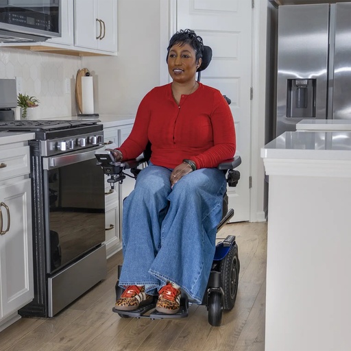 Q300 M Mini driven in a small kitchen, showing how little floor the base needs to turn