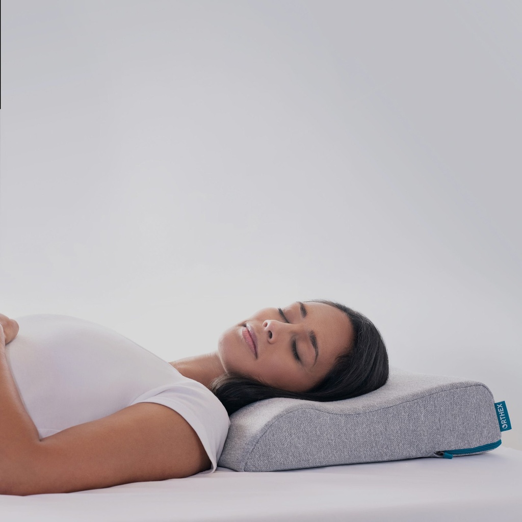A person lying on their back with the Somnia 03 pillow under the neck
