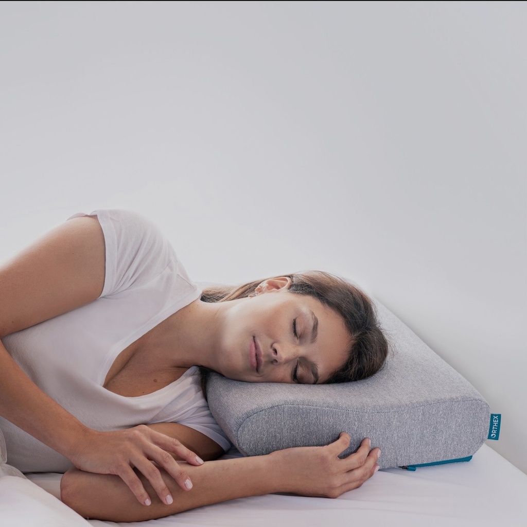 A person asleep on their side with the Somnia 4.5 in pillow under the head