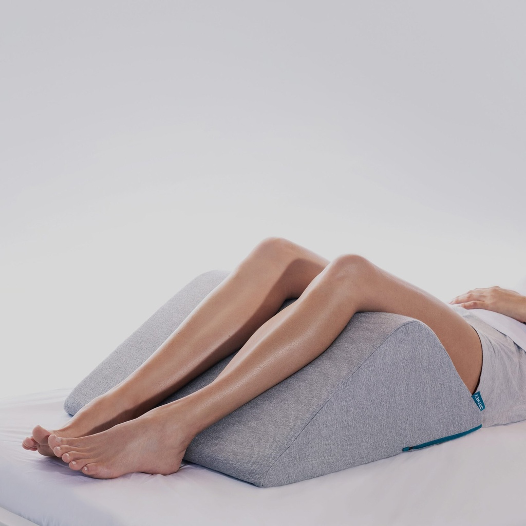 The Symbia 10 leg bolster under the knees, the curve taking both legs
