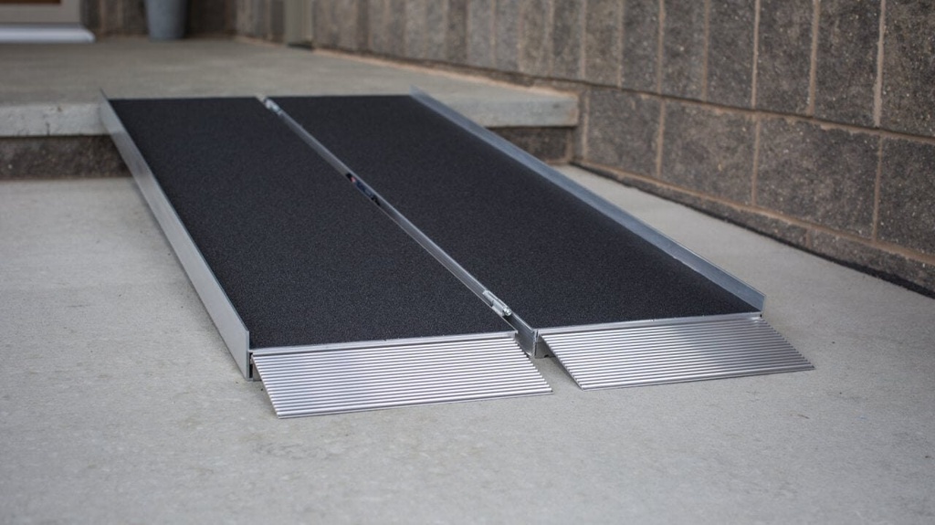 EZ-ACCESS SUITCASE Singlefold AS ramp lying open on a walk at a block wall
