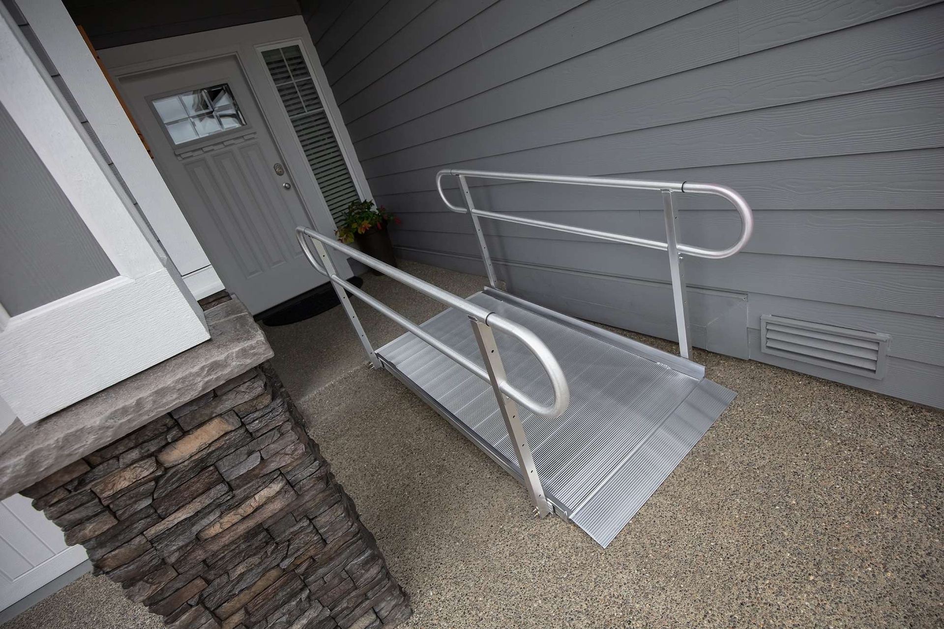 Solid Arch Ramp Gateway Solid Surface Ramp with Rails for Enhanced Mobility